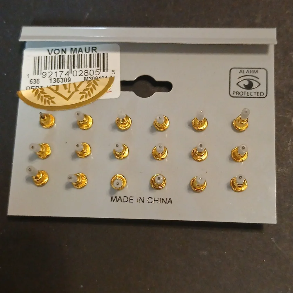 Lux accessories multi stud earring set - Picture 6 of 7